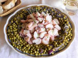 Insaporite i piselli con sale e pepe, bagnateli con un mestolo di brodo vegetale caldo e lasciateli cuocere a fuoco dolce per circa 20 minuti, aggiungendo poco brodo. Insalata Di Totani E Piselli Unadonna