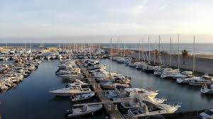 Inaugurato nel 1986, con i suoi 800 posti barca, 14 pontili e 3 000 metri di molo, ha raggiunto l'obiettivo di essere uno dei maggiori porti turistici del tirreno. 20 Idee Su Nettuno Roma Italia Citta Italia