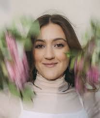 Deborah Albuquerque's Instagram, Twitter & Facebook