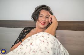 Curvy mature Aisha Bahadur wants you to join her in bed - Mature.nl