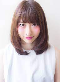 ハネやすいミディアムを パーマでまとまりやすく丸みのある愛されシルエットに 直毛の方は自然に柔らかく見えるようになるし ペタンとしやすい方はボリュームが出るし クセの気になる方はストレートとも一緒に出来て扱いやすさ抜群です きつく見られやすい方も