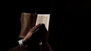 İki elin avucu açık olarak baş parmakların kulak yumuşağına değeceği şekilde eller kaldırılır ve allah'u ekber denir. Tesrik Tekbiri Nedir Tesrik Tekbiri Nasil Yapilir Tesrik Tekbiri Ne Zaman Baslar Takvim