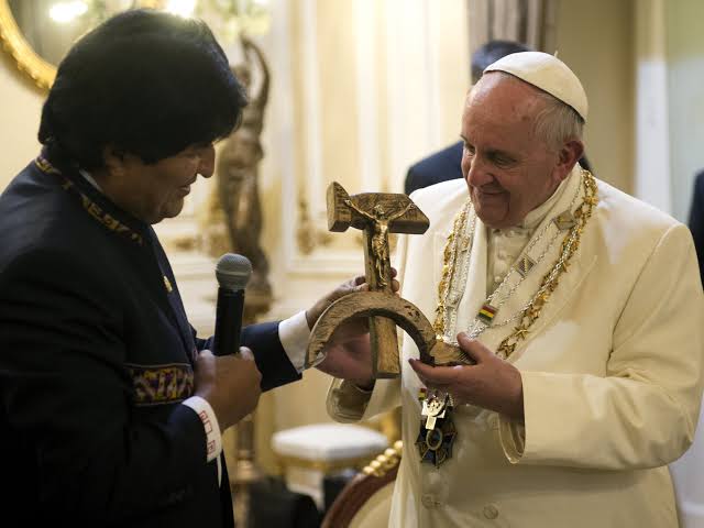 Resultado de imagem para papa recebendo cruz com foice e martelo de evo morales"