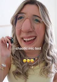 Chaotic Mic Test: Rires et Délires au Québec