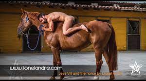 El modelo Jess Vill se atreve a cabalgar desnudo 