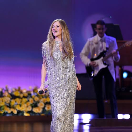 Watch Kelsea Ballerini sing 'Here You Come Again' for Dolly Parton