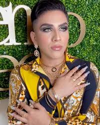 Siempre protagonizando con @memoyeemakeup👑🖤