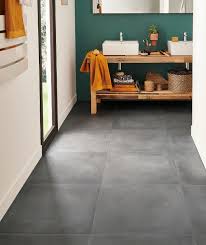 L Ideal Pour Une Salle De Bains De Grands Carreaux De Carrelage Couleur Anthracite Pour Un Asp Carrelage Interieur Decoration Maison Idees Decoration Maison