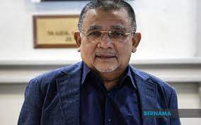 Isa menjelaskan bahawa meremajakan parti bukan bermaksud memastikan hanya golongan muda yang harus diberi mandat untuk memimpin tetapi lebih kepada memastikan golongan itu mudah diterima masuk dalam. Bernama Isa Samad To Take The Stand Tomorrow Over Rm3 Mln Graft Charges
