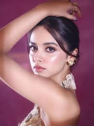 Because I like this song 🩷 Outfit : Unlaunched @varun_bahl Jewellery :  @amamajewels Hair Cuff : @hairdramaco Styling : @shreyandurjastyle Hair :  @kamaldeepss Makeup : @makeupbysheffali