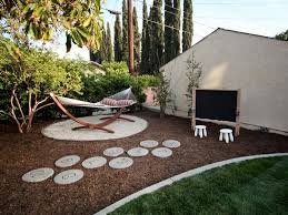 Spielecke Im Garten Kinder Gestalten Mulch Schwarze Tafel Landschaftsbau Fur Kleinen Hinterhof Hinterhof Spielplatz Hinterhof Neu Gestalten
