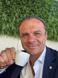 Buongiorno da Roma! La stampa ha bollato la bocciatura della riforma dei  consorzi di bonifica come un regolamento di conti all'interno del  Parlamento Siciliano nella maggioranza che sostiene il Presidente Schifani.  I