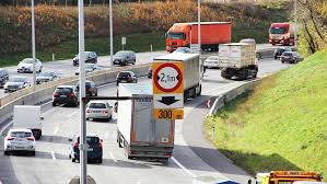 Normalerweise darf man rechts nicht überholen. Die Ausnahmen Vom Uberholverbot Auf Der Rechten Fahrspur Strafen In Aut Und Ger