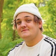 Connor Yates Biografia Datos Familia Cumpleanos Famosos In 2020 Connor Fun Trivia Facts Cute Guys