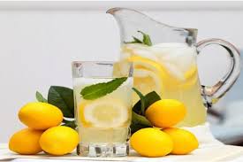 Masukkan air dingin ke dalam campuran air perasan lemon dan peterseli. 6 Efek Samping Konsumsi Air Lemon Terlalu Banyak Halaman All Kompas Com
