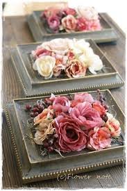 I Ve Never Seen Frames Used Like This To Hold A Flower Arrangement What A Pretty Id Diy Floral Centerpieces Floral Arrangements Diy Flower Centerpieces Diy