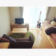 sachikoさんの 部屋全体 無印良品 ナチュラル 楽器 ソファ 一人暮らし 狭い部屋 1k テレビ周り 模様替え 丸ラグ 模様替え中 緑ラグ のお部屋写真 small room decor small apartment interior room interior