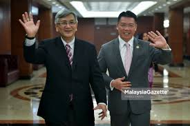 Pengerusi suruhanjaya pilihan raya azhar azizan harun dan ahli parlimen pengerang azalina othman said dicalon untuk menggantikan sepaker dewan rakyat mohamad ariff md yusof dan timbalannya nga kor ming. Nga Kor Ming Pula Umum Letak Jawatan Timbalan Speaker Dewan Rakyat