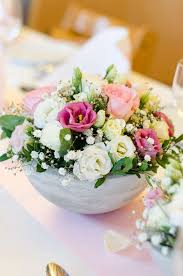 Tischdeko Zur Taufe Selber Machen Gesteck In Rosa Und Weiss Blumigo Tulpen Hochzeit Tischgestecke Hochzeit Blumengestecke