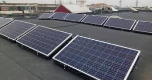 Energia electrică este generată pe parcursul zilei, noaptea consumatorii casnici sunt alimentați din rețea. Panouri Fotovoltaice Esolar Ro