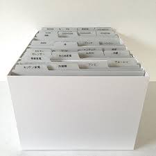 説明書関係は無印のファイルボックスに入れて キッチン横の階段下収納に収めています コクヨのカットフォルダーで仕分けていて 上からポイポイ放り込むだけ 必要な時はフォルダーごと取り出せて便利です 保険書類も同じように収納 証券番号別にフォルダー分けし