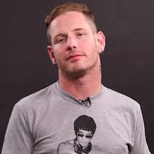 Ternyata Vokalis Slipknot Senang Pakai Pakaian Dalam Wanita