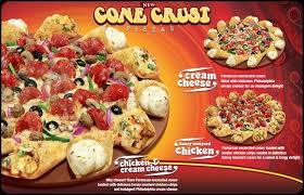 Pizza Hut S Crazy New Pizza Doesn T Even Look Like A Pizza Food Pizza Crust Fast Food Items