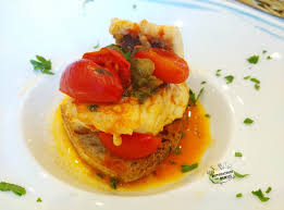 La pezzogna all'acqua pazza è un piatto presente nei menù di tutti i migliori ristoranti di capri e della penisola sorrentina. Pezzogna All Acqua Pazza Su Crostino Di Pane Ristorazione Con Ruggi Scuola Ricette Ed Enogastronomia