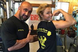 Den fotos nach zu urteilen ist sophia thiel immer noch in bester form, ihr. Ercan Demir Im Interview Sophia Thiels Trainer Gibt Frauen Trainingstipps Curved De