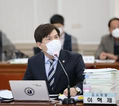이혁제 도의원, 버스업체 휴업 학생 통학대란 우려 '교육청에서 대책 준비해야' 목포시내버스 휴업 대비, 학생 수송대책 마련해야. ì´í˜ì œ ì „ë‚¨ë„ì˜ì› ì „ë¼ë‚¨ë„êµìœ¡ì²­ ì¸ì‚¬ì •ì±… ë¹„íŒ ì„¬ì„ ì•„ì§ë„ ìœ ë°°ì§€ë¡œ ìƒê°í•˜ë‚˜ ë§¤ì¼ì¼ë³´