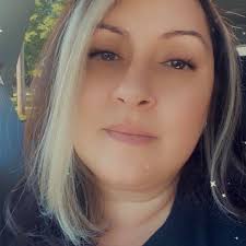 What color should the boys and mother wear to match the princess and the  frog quinceanera theme with pink damas?