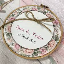 Ideal para una boda muy romántica. Bastidor Elegante Para Los Anillos