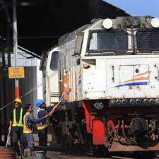 Kereta api menggunakan bahan bakar mesin dari solar agar dapat berjalan. Sudah Diuji Coba Solar B20 Aman Untuk Lokomotif Diesel Ekonomi Bisnis Com