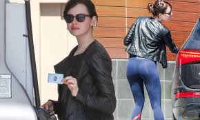 Emma Stone pumps some iron and then some gas in a pair of tight leggings |  Daily Mail Online