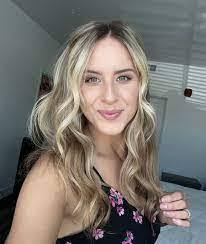 Holly Eckel's Instagram, Twitter & Facebook