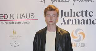 © 2019 universal music s.r.o. Adam Misik Sokuje Moje Generace Potrebuje Valku Blesk Cz
