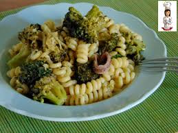 La pasta con broccoli e acciughe in più è semplicissima da preparare e riesce benissimo sia che la cucinare i broccoli e renderli saporiti non è difficile e con i giusti accorgimenti si possono insaporire. Pasta Con Broccoli E Acciughe Cucina E Pasticci