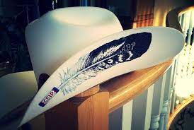 Feather Painted Cowboy Hat Link Broken But Beautiful Hat Does Anyone Have An Updated Link Cowboy Hats Painted Cowboy Hats Painted Hats