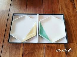人気のm m d 取皿2枚セットです 写真は 2分掛け黄彩 2分掛け青磁 の組み合わせ 2枚並べると 色の付いた部分が 八 の字のように見えますね 八 の字は 末広がり の意味 お二人の門出にピッタリです m food takeout container container