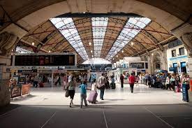 London Victoria Facilities Shops And Parking Information It is very close to victoria coach station, also buckingham palace, big ben, oxford street, london eye.all these frequently visited.
