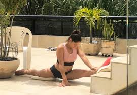 She trains for six hours a day, six days a week. Coronavirus Ginasta Daniele Hypolito Mostra Treino Em Casa Video Quem Quem News