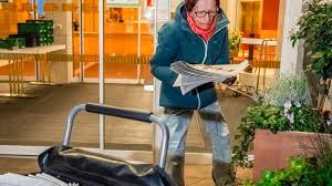 Gerade bei studenten gehört dieser job länger als 2 stunden darfst du ohnehin mit 13 jahren nicht austragen. Zeitungsbotin In Frankfurt Zeitung Austragen In Der Corona Krise
