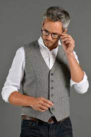 Du costume sur mesure, au manteau sur mesure, en passant par la chemise sur mesure, découvrez l'univers de la maison blandin & delloye. Gilet Costume British A Chevrons Gris Tom Clippertown Marque Francaise