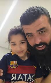 البنت الليبية المعروفة اساور كانت من فترة قصيرة ف مصر تتعالج عندها مرض ربي  يشفيها وتحسنت حالتها وروحت ليبيا وفجئة امس ف الليل تعبت عليهم ومشو بيها  للمستشفى وكانو كلهم معاها ف