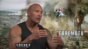 California sufre un terremoto demoledor, y un piloto de helicóptero y su distanciada esposa deben rescatar a su hija antes de que ocurra el segundo. Entrevista Dwayne Johnson Terremoto La Falla De San Andres Youtube