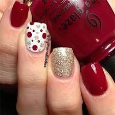 Three nails are sparkly green and the other two are white with christmas colored polka dots. 16 Best Christmas Gel Nails Ideas Gel Nails Xmas Nails Holiday Nails