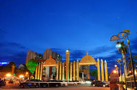 Aksi ini dilakukan oleh ratusan karyawan demi memperjuangkan hak. Pintu Gerbang Kota Sultan Ismail Kota Bharu Kelantan Flickr