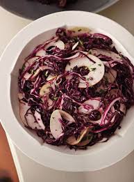 Salade De Chou Rouge A La Pomme Et Aux Canneberges Ricardo Recipe Apple Slaw Red Cabbage Bright Line Eating Recipes