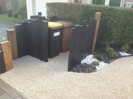 Hide Garbage Cans In His Garden 20 Ideas Cans Garbage Garden Hide Ideas Jardinreciclado Garten Recycling Vorgarten Garten