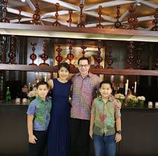Waktu kita (ari wibowo dan istri) liburan ke konstanz, aku bilang 'eh pengin lihat sd aku' kemudian ke gereja di mana pertama kali aku bertemu tuhan. 10 Potret Harmonis Ari Wibowo Dengan Istri Dan Anak Tercinta